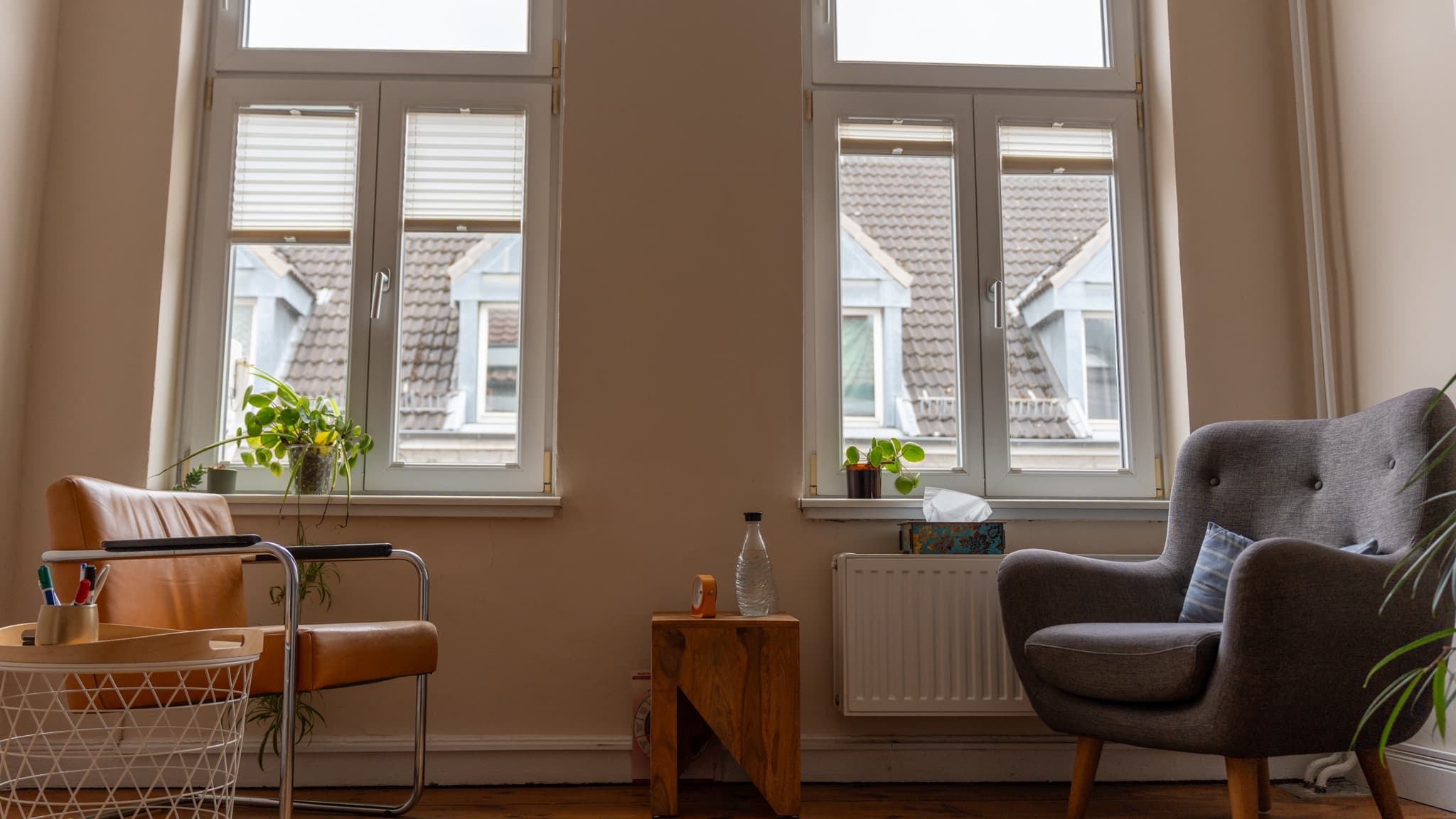Gemütlicher Therapieraum mit Sesseln