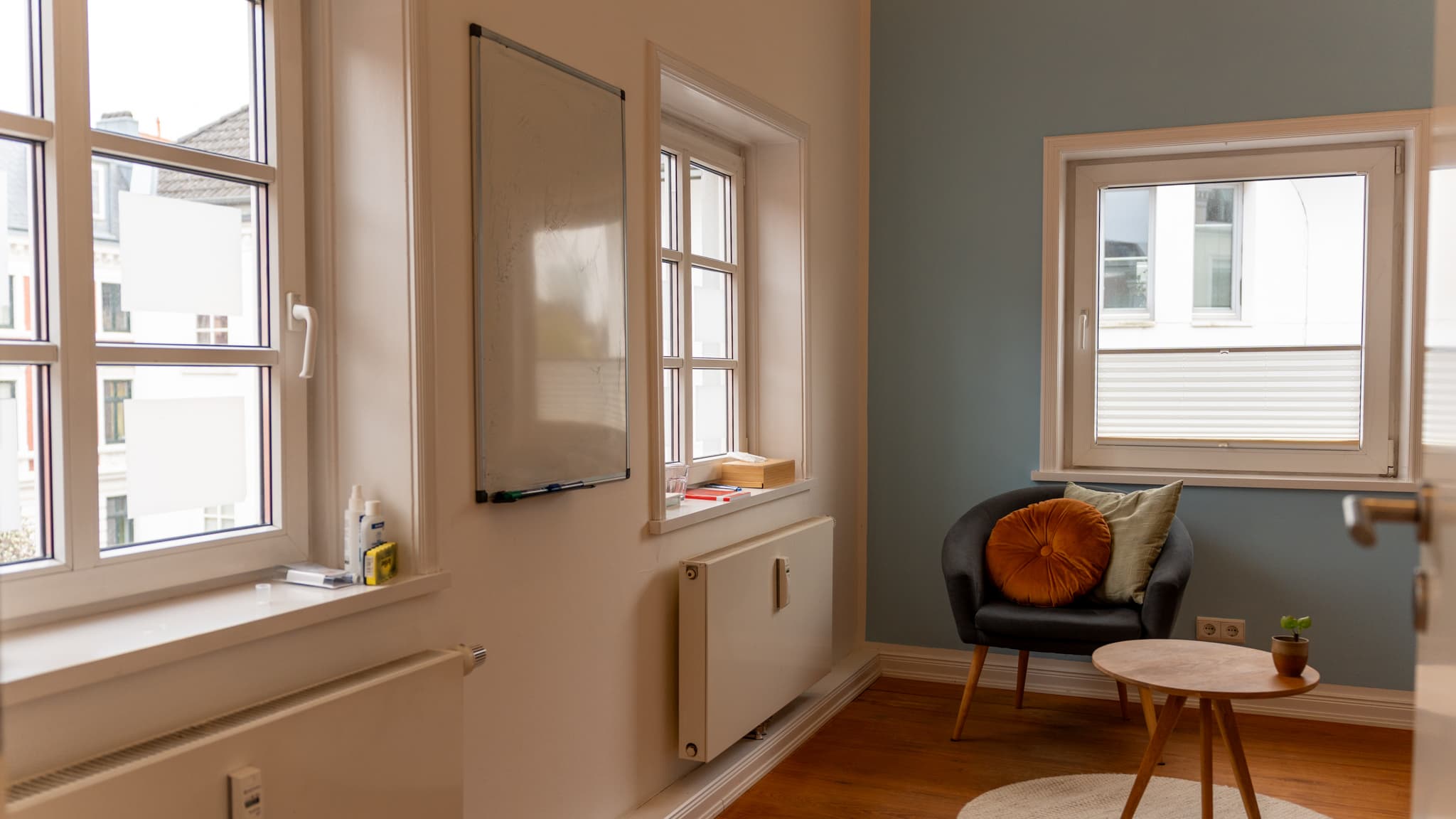 Heller Therapieraum mit Tageslicht