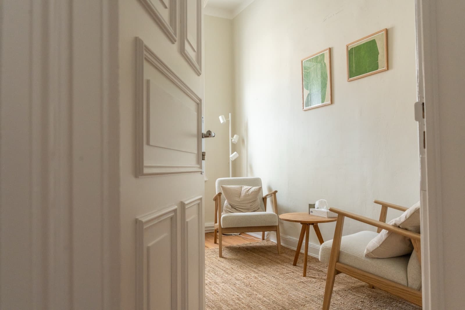 Blick durch eine Altbautür in einen Therapieraum